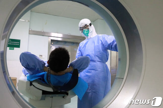 우한대 중난병원에서 의료진이 환자의 CT 촬영을 돕고있다. © 로이터=뉴스1
