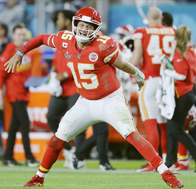 미국프로미식축구 캔자스시티의 쿼터백 패트릭 마홈스가 3일 미국 플로리다주 마이애미에서 열린 샌프란시스코와의 슈퍼볼에서 4쿼터 막판 역전 터치다운 패스를 성공시킨 뒤 기뻐하고 있다. 10-20으로 뒤진 채 마지막 쿼터를 맞이한 캔자스시티는 마홈스의 신들린 패스로 역전 우승에 성공했다. 4쿼터 결정적인 두 개의 터치다운 패스 등으로 맹활약한 마홈스는 슈퍼볼 최우수선수(MVP)로 뽑혔다. 마이애미=AP 뉴시스