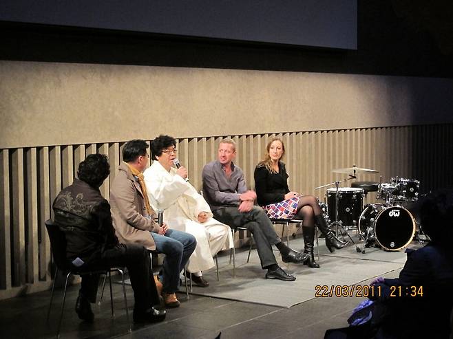 2011년 미국 뉴욕 링컨센터에서 공연을 한 뒤 관객들의 질문에 답하고 있는 배일동 명창. 배일동판소리연구소 제공