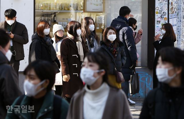 3일 오후 서울 마포구 홍대입구역 근처에서 젊은이들이 대부분 마스크를 쓴 채 거리를 지나고 있다. 홍인기 기자