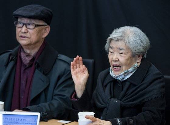 3일 중앙일보 본사에서 '남산의 부장들' 실제 주인공인 김재규(1926~1980)의 셋째 매제 김양환(80)씨(왼쪽)와 셋째 여동생 정숙(81)씨가 40년 전 상황을 회고하고 있다. 권혁재 사진전문기자