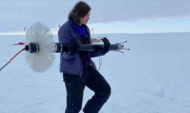 오로라 바진스키 NYU 연구원이 스웨이츠 빙하 시추공으로 내려보낼 난류 측정기를 들고 가는 모습.(사진=데이비드 홀랜드)