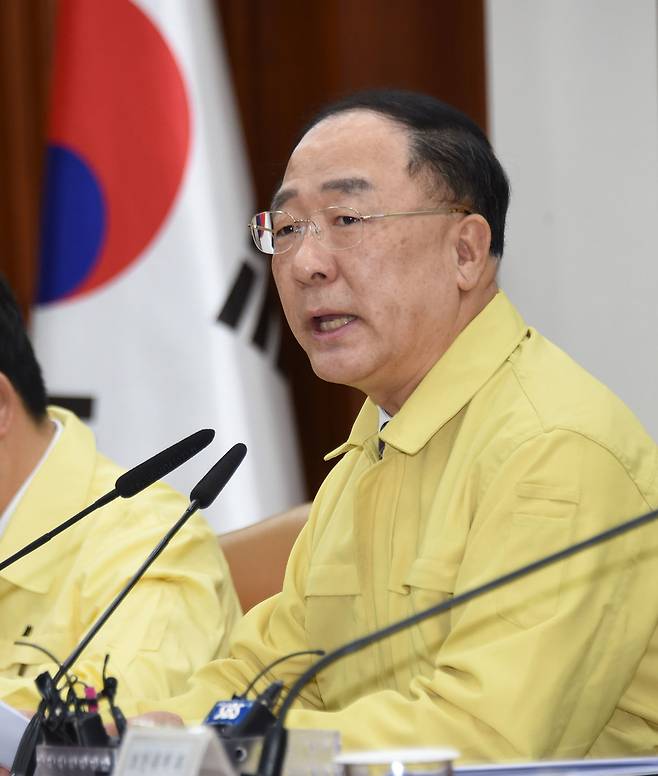 홍남기 부총리 겸 기획재정부 장관이 5일 정부서울청사에서 신종 코로나바이러스 감염증 확산과 관련한 경제관계장관회의를 주재하고 있다. 기획재정부 제공