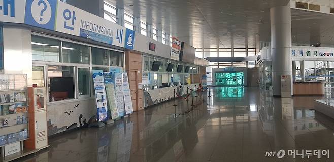 5일 오후 전남 목포연안여객선터미널 2층 대합실. 여객선을 타려는 승객들이 하나도 없었다. /사진=최우영 기자