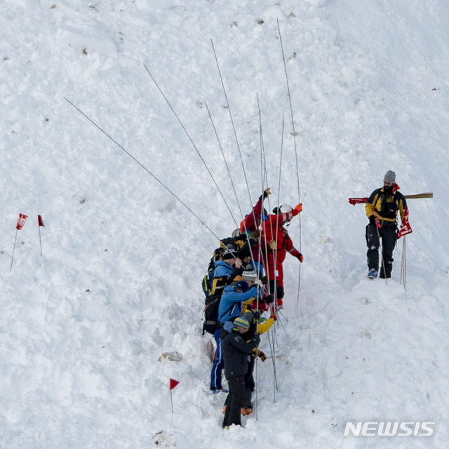 [안데르마트(스위스)=AP/뉴시스] 지난해 12월26일) 스위스 우리 주 안데르마트의 한 스키장에서 눈사태가 일어나 현장에서 구조대가 실종자를 수색하고 있다. 2명이 실종됐다. 2019.12.27.