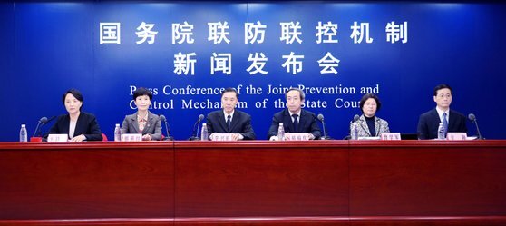 중국 국무원 연합예방통제시스템은 5일 기자회견을 열고 무증상 감염자의 조기 발견과 격리, 치료의 중요성을 강조했다. [중국 신화망 캡처]
