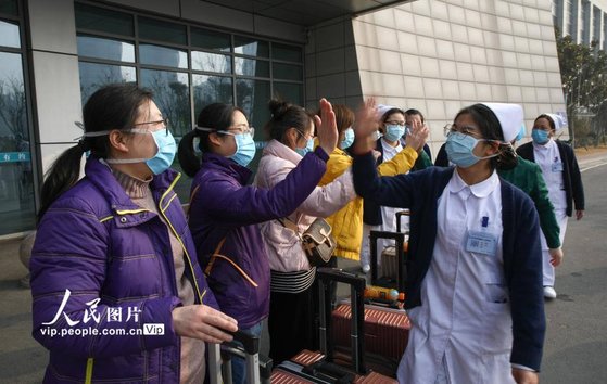 중국 우한의 의료진과 시민이 서로 '힘내자'라며 격려하고 있다. [중국 인민망 캡처]