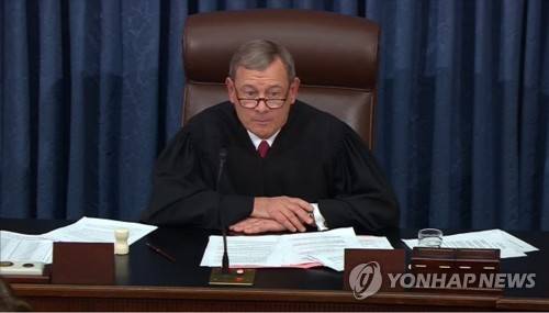 탄핵안 표결 결과 발표 미국 연방대법원장 (워싱턴 EPA=연합뉴스) 존 로버츠 미국 연방대법원장이 5일(현지시간) 상원에서 진행된 도널드 트럼프 대통령에 대한 탄핵안 표결 결과를 발표하고 있다. jsmoon@yna.co.kr