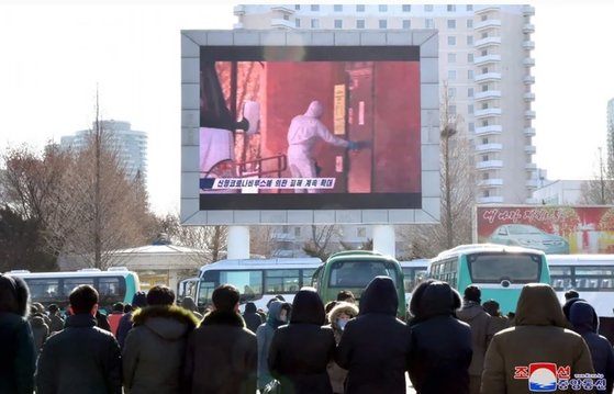 북한 당국이 신종 코로나바이러스 감염증 확산을 막기 위해 전국 각지에서 위생선전사업을 적극적으로 펼치고 있다고 대외선전매체 '조선의 오늘'이 6일 전했다.[사진 연합뉴스]