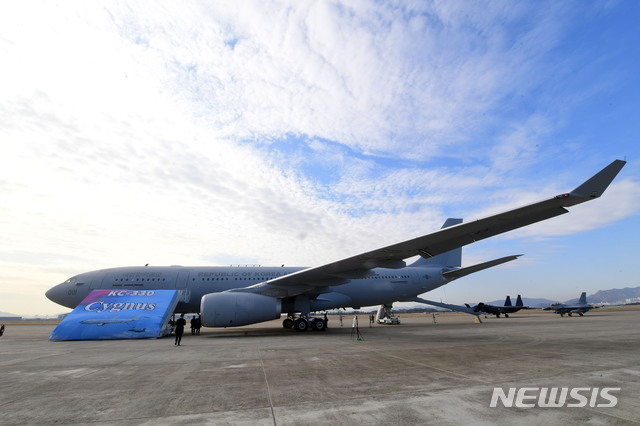 【서울=뉴시스】 사진공동취재단 = 30일 공군 김해기지에서 열린 KC-330 공중급유기 전력화 행사에서 KC-300 시그너스(Cygnus)라고 적힌 현수막이 펼쳐지고 있다.  2019.01.30.    photo@newsis.com