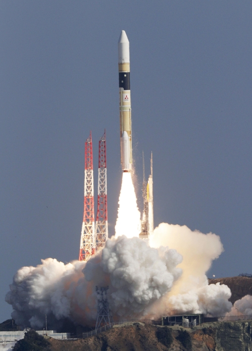 (다네가시마 우주센터 교도=연합뉴스)일본 우주항공연구개발기구(JAXA)와 미쓰비시중공업이 9일 가고시마현 다네가시마 우주센터에서 정보 수집 위성 '고가쿠(光學)' 7호기를 실은 H2A 로켓 41호기를 쏘아 올리고 있다.