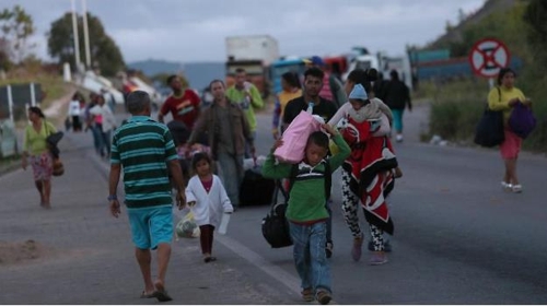 국경을 넘는 베네수엘라 난민들 베네수엘라 난민들이 국경을 넘어 브라질 북부 호라이마 주 파카라이마 시로 가고 있다. [브라질 뉴스포털 UOL]