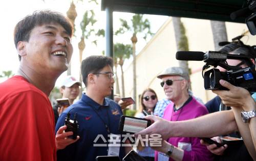 미국 메이저리그 세인트루이스 카디널스 김광현이 12일 플로리다 로저딘 셰보레 스타디움에서 열린 스프링캠프에서 현지기자들과 인터뷰를 하고 있다. 주피터(미 플로리다주) 최승섭기자 | thunder@sportsseoul.com