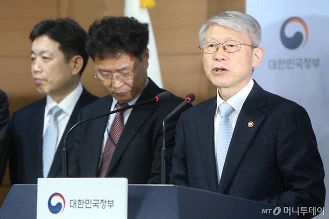 최기영 과학기술정보통신부 장관(오른쪽)이 17일 오후 서울 종로구 정부서울청사 브리핑룸에서 인공지능(AI) 국가전략에 대해 발표하고 있다. / 사진=강민석 기자 msphoto94@