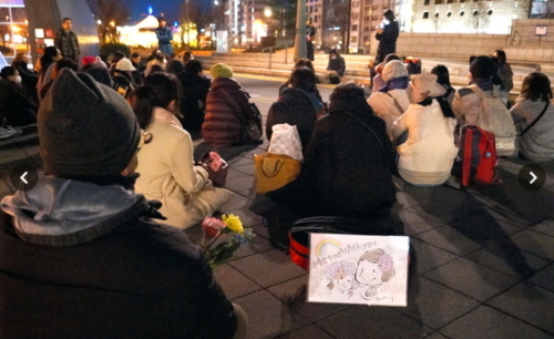 '플라워 시위'에 참가한 여성들. 시위는 남성도 참가했다. 오사카시.