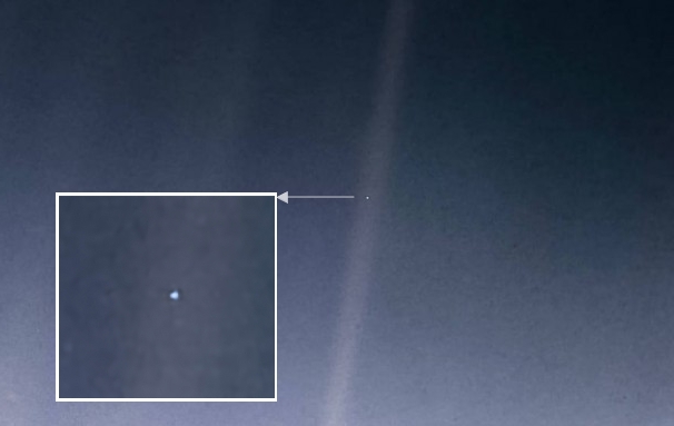 30년 전 미국항공우주국(NASA)의 탐사선 ′보이저 1호′가 촬영한 지구의 모습을 현대 기술을 활용해 보정한 사진이다. 카메라에 산란되 비친 태양 광선 중간에 빛나는 푸른 점이 지구다. NASA 제공
