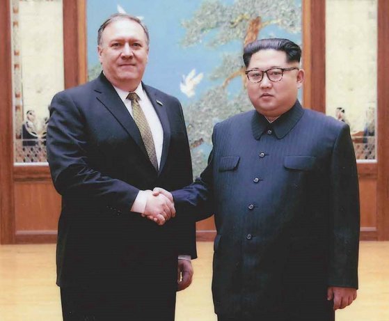 김정은 북한 국무위원장(오른쪽)이 2018년 5월 26일 방북한 마이크 폼페이오 미국 국무장관을 만나 악수를 나누고 있다. [연합뉴스]
