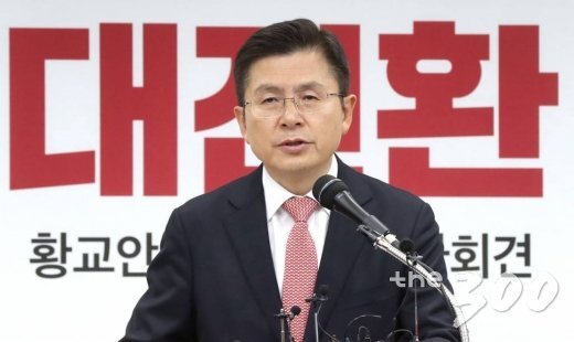  자유한국당 황교안 대표가 22일 오전 서울 여의도 중앙당사에서 열린 신년 기자회견에서 발언하고 있다.