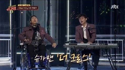 14일 방송된 JTBC ‘슈가맨3’에 출연한 그룹 더 크로스 멤버 김혁건(왼쪽)과 이시하가 노래하고 있다. JTBC 캡처