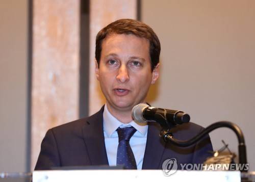 '인종차별 논란' KLM 네덜란드 항공, 기자간담회 (서울=연합뉴스) 류영석 기자 = 기욤 글래스 KLM 네덜란드 항공 한국,일본,뉴칼레도니아 지역 사장이 14일 오전 서울 종로구 포시즌스 호텔 서울에서 열린 KLM 항공 '승무원 전용 화장실' 안내문 관련 기자간담회에서 사과문을 낭독하고 있다. 2020.2.14