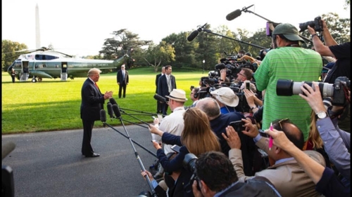 트럼프 대통령 사진 촬영하는 문 기자(녹색 티셔츠를 입고 셔터를 누르고 있다) [출처: 백악관, 윌리엄 문 기자 제공]