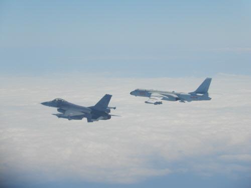 중국 군용기를 추격 비행하는 대만 F-16(왼쪽) [대만 국방부 홈페이지 캡처]
