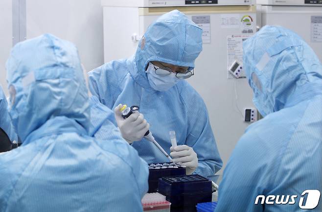 지난 5일 오후 서울 금천구 코젠바이오텍에서 직원들이 신종 코로나 바이러스 감염증 진단시약을 제조하고 있다. 2020.2.5/뉴스1 © News1 안은나 기자