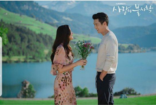 tvN 역대 최고 시청률을 기록한 '사랑의 불시착'의 현빈 손예진이 드라마 비하인드 컷에서 다정한 케미를 드러냈다.ⓒ tvN 드라마 공식 인스타그램