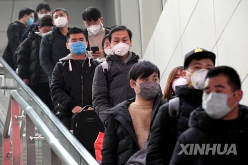 마스크를 한 채 에스컬레이터를 타고 내려오는 중국인들 [신화=연합뉴스 자료사진]