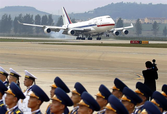 2018년 9월 18일 문재인 대통령 내외가 탑승한 전용기 공군 1호기가 평양 순안공항에 착륙하고 있다. 평양사진공동취재단