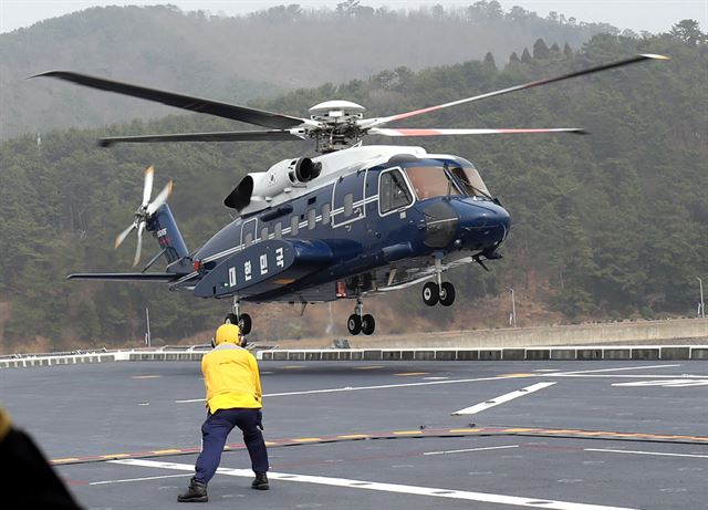 [전용 헬기] 2019년 3월 5일 문재인 대통령과 부인 김정숙 여사를 태운 전용 헬기가 해군 독도함 갑판 위에 착륙하고 있다.