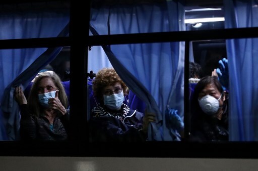 지난 17일 다이아몬드 프린세스호에서 내려 미국 정부에 의해 본국으로 송환되는 미국인들/사진=AFP