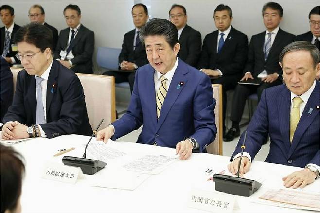 아베 신조(가운데) 일본 총리가 1일 도쿄 총리관저에서 신종 코로나바이러스 대책본부 회의를 주재하고 있다. (사진=연합뉴스)