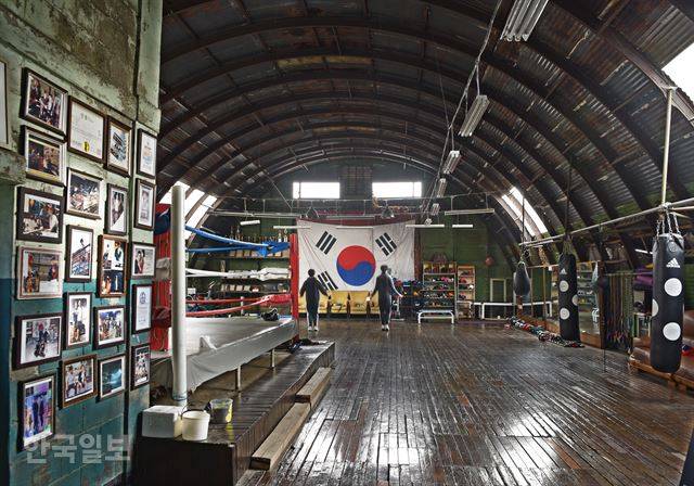 세종시 조치원 읍내 중심가에 자리한 ‘조치원 권투체육관’. 1952년 미군이 군수물자 창고로 지은 건물을 지금까지 그대로 이용하고 있다. 세종=최흥수 기자