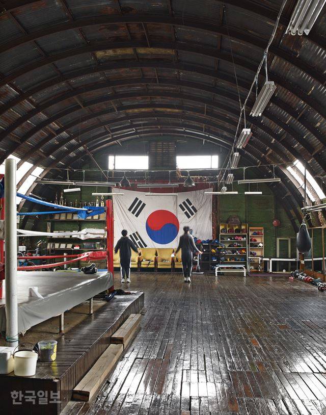 조치원 권투체육관 내부는 자연 조명이 비쳐 독특한 분위기를 자아낸다. 지금도 체육관으로 운영되고 있다.