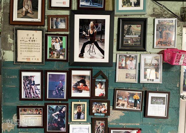 조치원 권투체육관 벽면에 이곳에서 촬영한 영화 드라마 광고 사진이 붙어 있다.