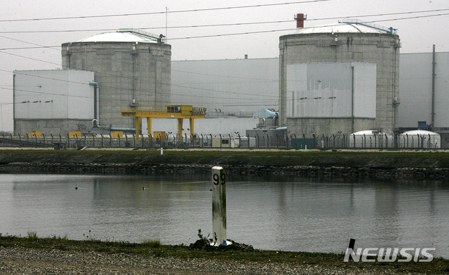[AP/튜시스] 독일 접경지역에 세워진 프랑스에서 가장 오래된 페센하임 원전 2006년 사진. 제1 원자로 폐쇄에 이어 원전 단지 전체가 6월까지 문을 닫는다  2020. 2. 19.