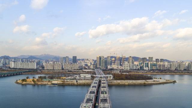 노들섬은 한강대교 중간 지점에 위치하며 건축물들이 눈에 띄지 않는 3층 이하로 구성된다. 노량진 방면에서 바라본 노들섬 전경. /사진제공=MMK+건축사사무소·이현준 사진작가
