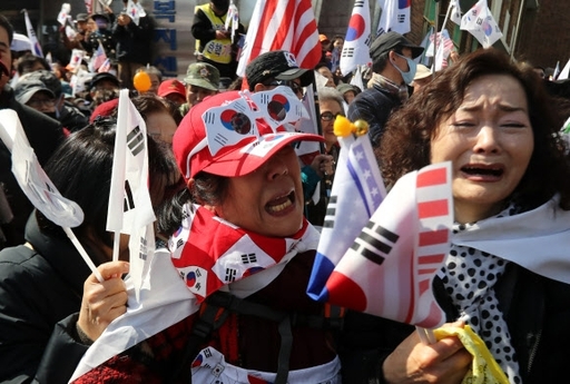 (자료사진, 박근혜 전 대통령 탄핵 당시 눈물 흘리는 태극기집회 참석자들)