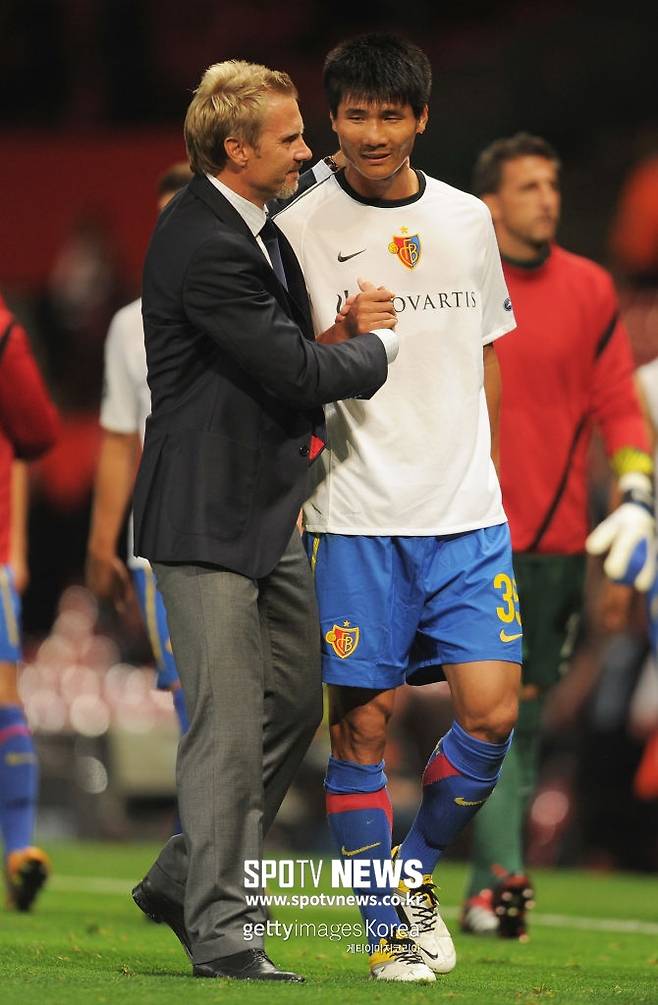 ▲ FC 바젤 감독 시절 북한 대표 박광룡, 한국 대표 박주호와 함께 했던 핑크 감독