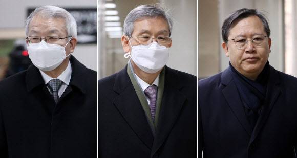 - 사법행정권 남용 의혹을 받는 양승태 전 대법원장(왼쪽부터), 고영한·박병대 전 대법관이 21일 오후 서울 서초구 서울중앙지법에서 열린 속행공판에 출석하기 위해 법정으로 향하고 있다. 연합뉴스 - 사법행정권 남용 의혹을 받는 양승태 전 대법원장(왼쪽부터), 고영한·박병대 전 대법관이 21일 오후 서울 서초구 서울중앙지법에서 열린 속행공판에 출석하기 위해 법정으로 향하고 있다. 연합뉴스