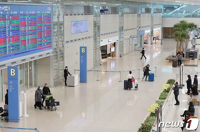 미국 국무부가 22일(현지시간) 코로나19 감염증과 관련해 한국에 대한 여행경보(travel advisory)를 2단계로 격상했다고 밝힌 가운데 23일 인천국제공항 제2여객터미널 입국장이 한산하다. 2020.2.23/뉴스1 © News1 김진환 기자