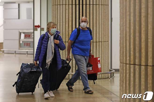 이스라엘 텔아비브 벤구리온 국제공항의 여행객들이 마스크를 쓴 채 활보하고 있다. © AFP=뉴스1