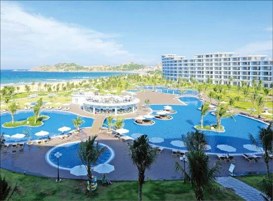 FLC럭셔리호텔퀴논 메인 수영장.