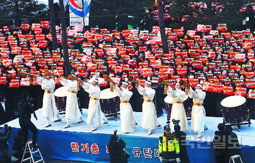 신천지 신도들이 지난 11일 서울 종로구 한국기독교연합회관 앞에서 한국교회를 공격하는 집회를 갖고 있다. 국민일보 DB