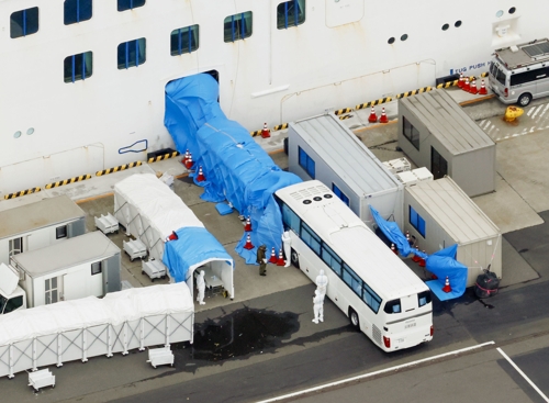 (요코하마 교도=연합뉴스) 22일 오후 일본 요코하마(橫浜)항에 정박 중인 다이아몬드 프린세스호 인근에 버스가 대기 중이다.