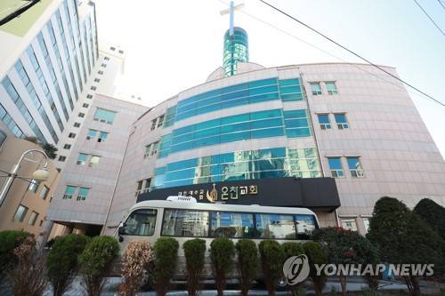 확진자 대거 나온 부산 온천교회 (부산=연합뉴스) 손형주 기자 = 23일 오후 부산 동래구 온천교회 모습. 부산에서 코로나19 확진자가 16명으로 대거 늘어난 가운데 8명이 부산 한 교회 신도인 것으로 나타났다. 2020.2.23 handbrother@yna.co.kr
