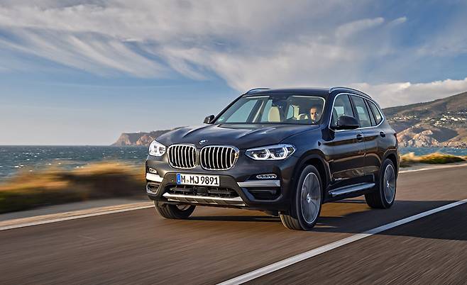 BMW 코리아가 X3와 X4의 가솔린 사양을 출시했다.