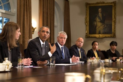 2014년 10월 버락 오바마 전 미국 대통령이 에볼라 확산 방지를 위해 핵심참모와 긴급대책회의를 하고 있다. [AP=연합뉴스]