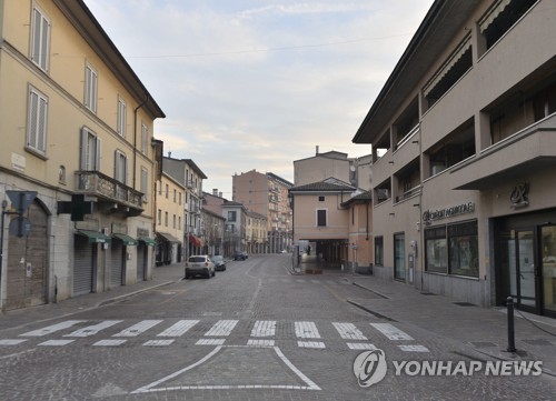 이탈리아 북부 한 도시의 텅 빈 도로. [EPA=연합뉴스]